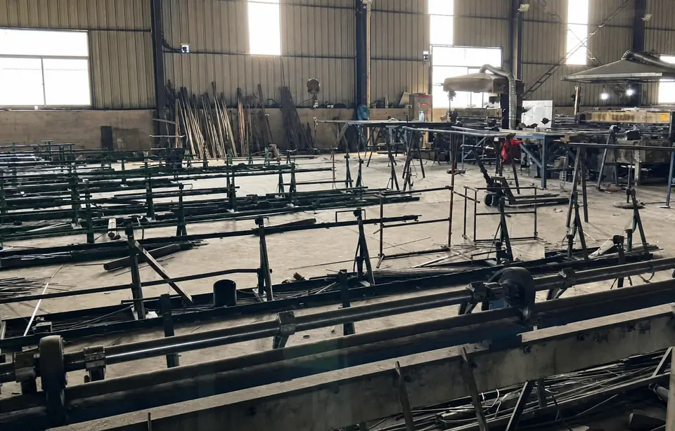 Long-component processing stations and guide frames inside the Xianhong Mining workshop