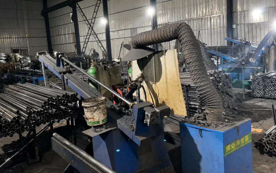 Bundled steel tubes, processing equipment and extraction system inside the Xianhong Mining workshop